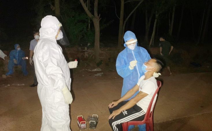 Cán bộ y tế lấy mẫu xét nghiệm SARS-CoV-2 ở xã Dân Hóa, huyện Minh Hóa.