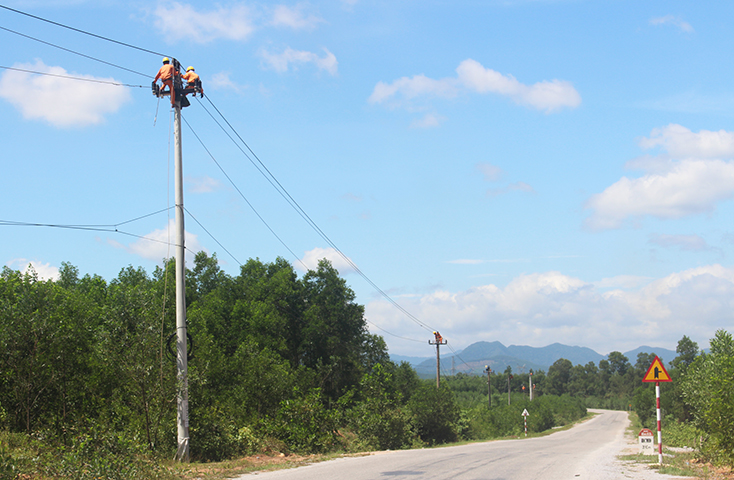 Công nhân Điện lực Lệ Thuỷ thi công nâng cấp lưới điện 22kV xuất tuyến Áng Sơn.