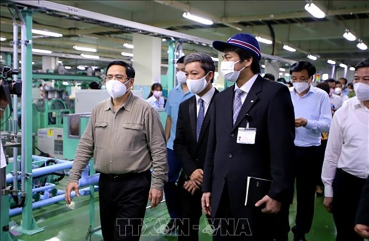 Thủ tướng Phạm Minh Chính làm việc tại Công ty Nissei Electric Việt Nam (Khu chế xuất Linh Trung). Ảnh: TTXVN 