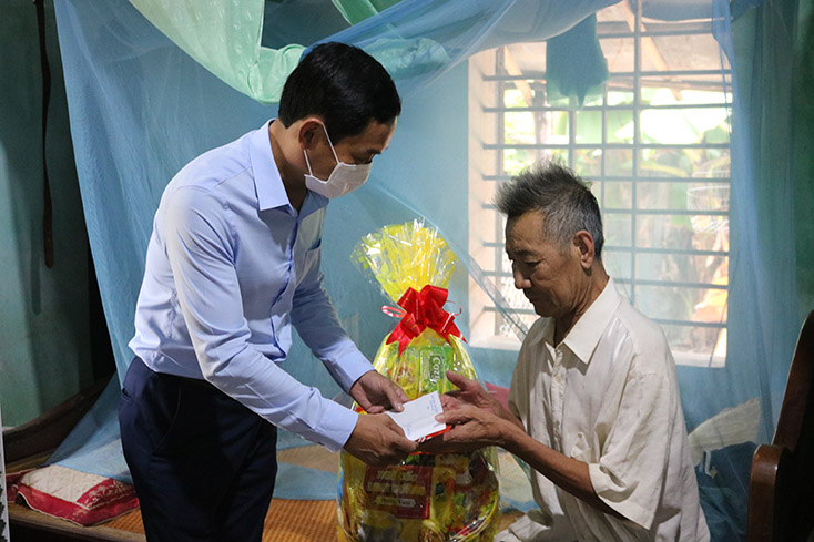 Thăm, tặng quà bệnh binh Mai Quang Thanh (SN 1946), thôn Linh Cân Sơn, xã Quảng Sơn.