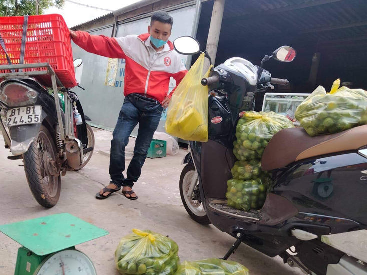 Câu lạc bộ (CLB) Thanh niên khởi nghiệp huyện Lệ Thủy đang đi giao hàng cho khách trong ngày 22-7-2021