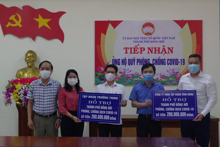Đại diện Tập đoàn Trường Thịnh và Công ty TNHH Tập đoàn Vĩnh Hưng trao ủng hộ 400 triệu đồng cho TP. Đồng Hới phục vụ công tác phòng, chống dịch Covid-19.