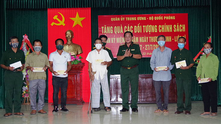 Thượng tướng Võ Minh Lương tặng quà cho các đối tượng chính sách.