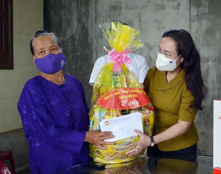 Đồng chí Phạm Thị Hân, Ủy viên Ban Thường vụ Tỉnh ủy, Chủ tịch Ủy ban MTTQVN tỉnh tặng quà cho bà Dương Thị Len (sinh năm 1949, người bị nhiễm chất độc hóa học), ở thôn Đồng Sơn, xã Sơn Lộc.