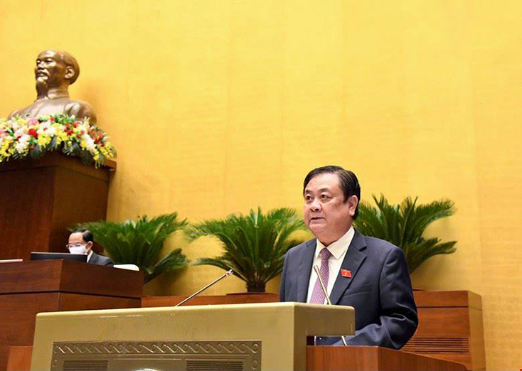 Bộ trưởng Bộ Nông nghiệp và Phát triển nông thôn Lê Minh Hoan trình bày Báo cáo của Chính phủ về kết quả thực hiện Chương trình xây dựng NTM giai đoạn 2010-2020 và một số điểm mới cho việc thực hiện Chương trình giai đoạn 2021-2025, chiều 23-7. Ảnh: VGP/Nhật Bắc