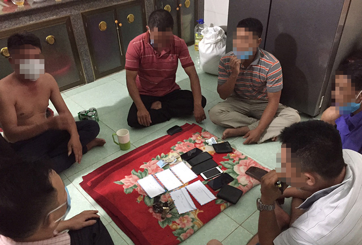 Nhóm 6 đối tượng đánh bạc bị Công an xã Đức Ninh bắt quả tang.