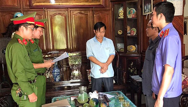 Cơ quan CSĐT, Công an tỉnh tống đạt quyết định bắt tạm giam ông Thái Văn Tính (ngày 29-5-2020).