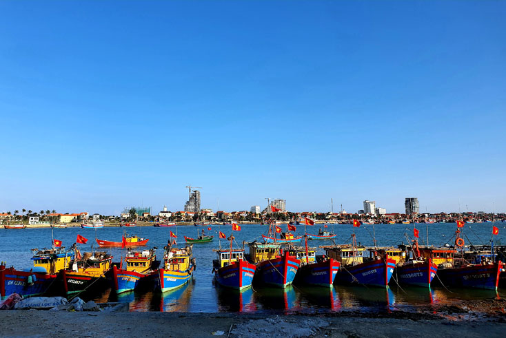  Đội tàu đánh bắt hải sản của ngư dân phường Hải Thành được đầu tư nâng cấp hiện đại.