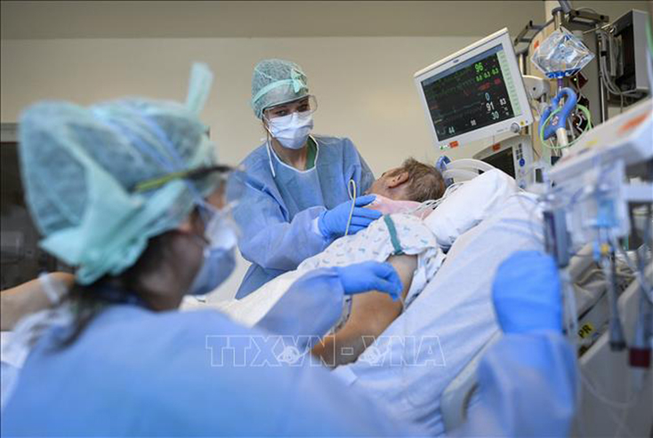 Điều trị cho bệnh nhân nhiễm COVID-19 tại bệnh viện Etterbeek-Ixelles, Bỉ. Ảnh: AFP/TTXVN