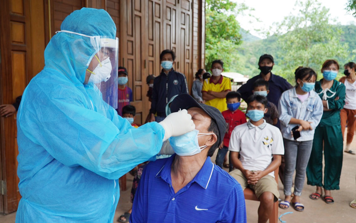 Cán bộ y tế lấy mẫu xét nghiệm SARS-CoV-2 ở xã Dân Hóa, huyện Minh Hóa.