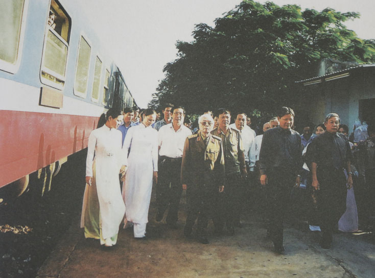 Đại tướng Võ Nguyên Giáo về thăm quê nhà quan ống kính của nhà báo Trần Hồng.