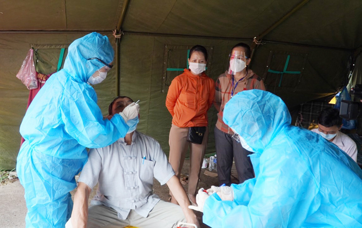 CDC Quảng Bình lấy mẫu xét nghiệm trong cộng đồng ở khu vực phong tỏa phường Nam Lý, TP. Đồng Hới vào chiều 24-7.