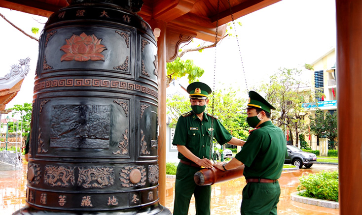 Lãnh đạo Đảng ủy, Bộ Chỉ huy BĐBP tỉnh thỉnh chuông tại Đền thờ Bác Hồ với các Anh hùng liệt sỹ Quảng Bình. 