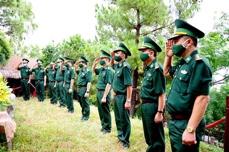 Cán bộ, chiến sĩ Bộ Chỉ huy BĐBP tỉnh dâng hương viếng mộ Đại tướng Võ Nguyên Giáp.