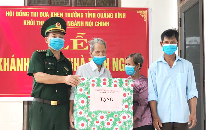 Đại diện lãnh đạo Bộ Chỉ huy BĐBP tỉnh tặng quà gia đình Thương binh Nguyễn Minh Đức, xã Hưng Trạch, huyện Bố Trạch.