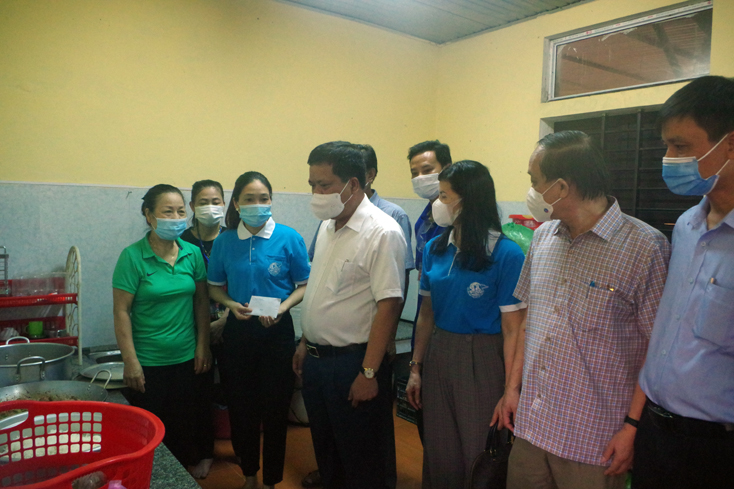 Đoàn đến thăm và kiểm tra việc thực hiện bếp ăn tình nguyện hỗ trợ lực lượng chức năng tham gia làm nhiệm vụ ở các điểm chốt tại Trường Tiểu học số 3 Nam Lý.