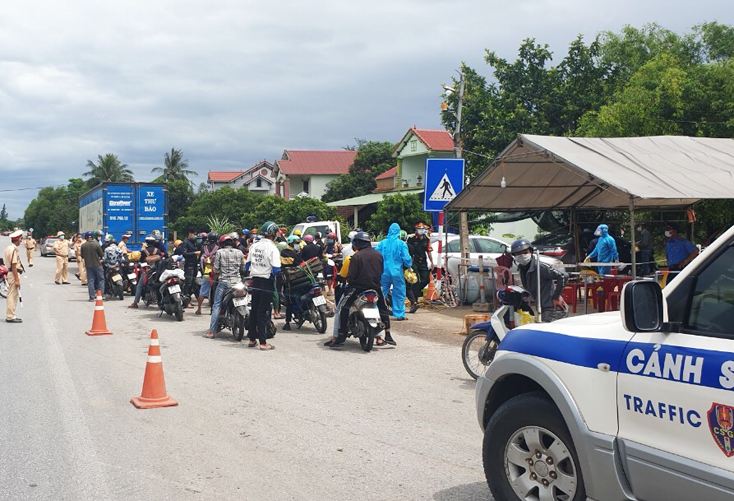 Đoàn công dân từ các tỉnh phía Nam trên trở về quê bằng phương tiện xe máy đến Chốt kiểm soát phòng chống dịch bệnh Covid-19 phía Nam tỉnh Quảng Bình (xã Sen Thủy, huyện Lệ Thủy).