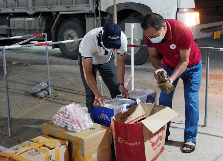 Cán bộ Hội Chữ thập đỏ tỉnh chuẩn bị các suất ăn tạm cho công dân trở về từ các tỉnh phía Nam.