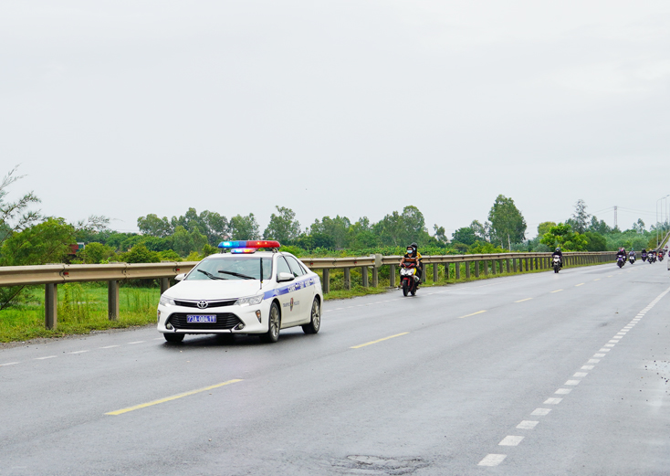 Xe CSGT Công an tỉnh dẫn đường cho đoàn công dân từ các tỉnh phía Nam trở về quê bằng phương tiện xe máy đi qua địa bàn tỉnh Quảng Bình an toàn.
