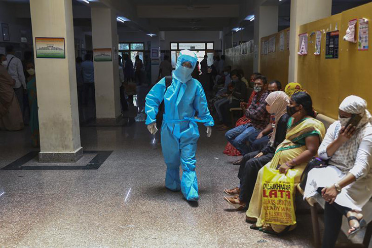 Những người chờ xét nghiệm COVID-19 tại một bệnh viện ở Ấn Độ. Ảnh: AP