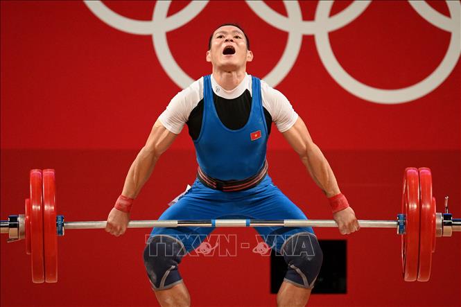 Đô cử Thạch Kim Tuấn thi đấu ở hạng cân 61kg nam môn cử tạ tại Oympic Tokyo 2020 ngày 25-7-2021. Ảnh: AFP/TTXVN