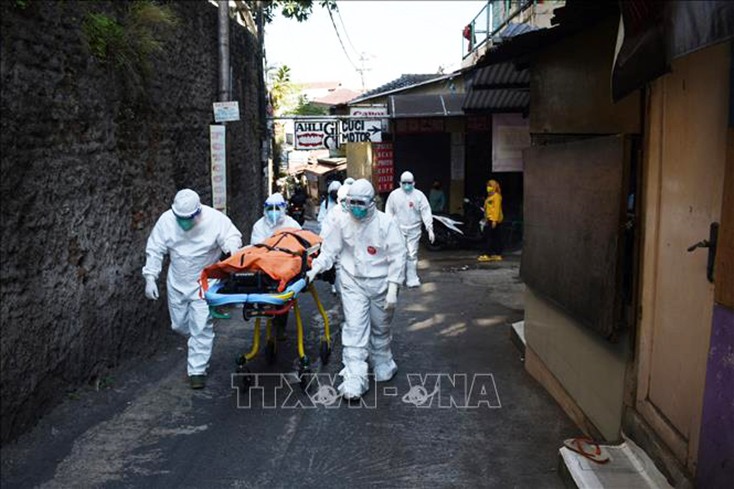 Chuyển cất thi thể bệnh nhân COVID-19 tại Bandung, Indonesia. Ảnh: AFP/TTXVN