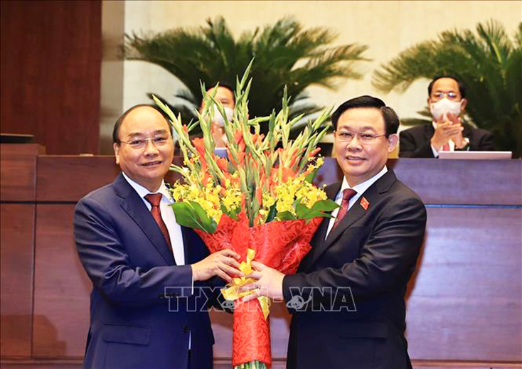 Chủ tịch Quốc hội Vương Đình Huệ chúc mừng Chủ tịch nước Nguyễn Xuân Phúc. Ảnh: Thống Nhất/TTXVN