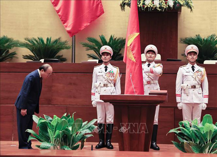 Chủ tịch nước Nguyễn Xuân Phúc thực hiện nghi thức tuyên thệ. Ảnh: Thống Nhất/TTXVN