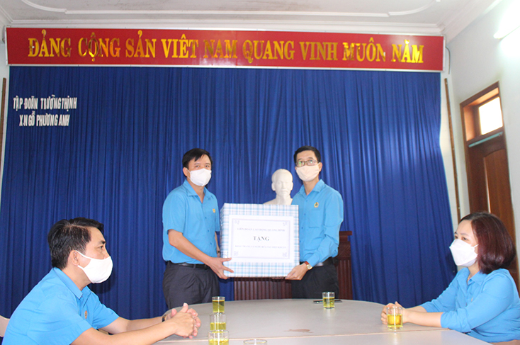 Lãnh đạo LĐLĐ tỉnh trao quà hỗ trợ cho Công đoàn Tập đoàn Trường Thịnh.