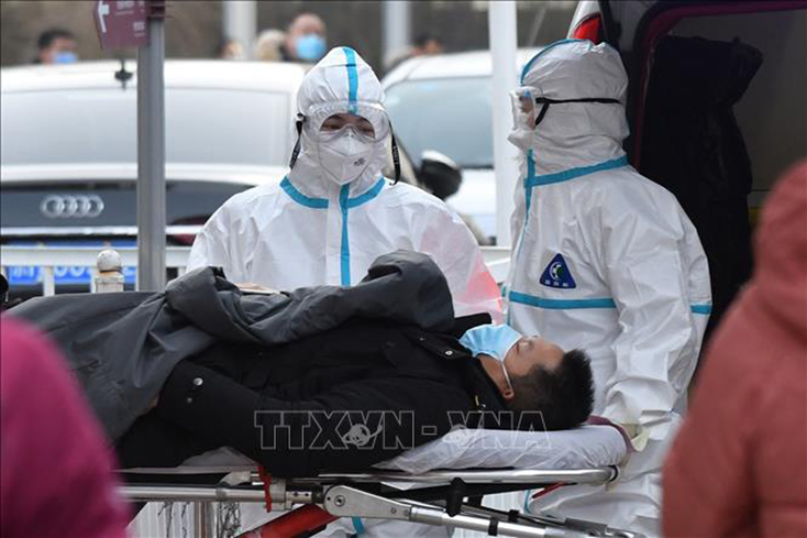 Nhân viên y tế chuyển một bệnh nhân nghi nhiễm COVID-19 tới bệnh viện ở Bắc Kinh, Trung Quốc, ngày 13-1-2021. Ảnh tư liệu: AFP/TTXVN