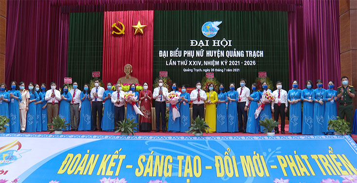 Lãnh đạo Hội LHPN tỉnh và huyện Quảng Trạch tặng hoa chúc mừng BCH Hội LHPN huyện nhiệm kỳ 2021-2026