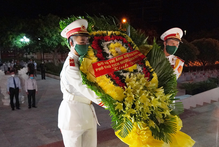 Vòng hoa của đồng chí Phó Chủ tịch nước Võ Thị Ánh Xuân kính viếng các an hùng liệt sỹ.