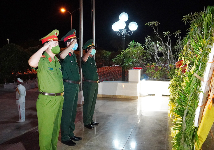 Đoàn đại biểu LLVT tỉnh lên lễ đài đặt vòng hoa, dâng hương tưởng nhớ các anh hùng liệt sỹ.