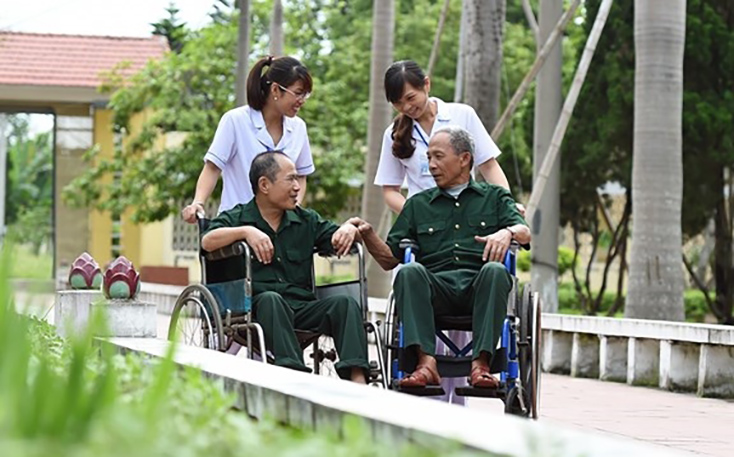 Điều dưỡng viên chăm sóc các thương binh nặng tại Trung tâm Điều dưỡng thương binh Nho Quan (Ninh Bình)/Ảnh minh họa/ Nguồn: Phú Sơn. 