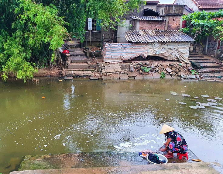 Dù nước hói Phú Thọ không bảo đảm vệ sinh nhưng người dân vẫn phải sử dụng sinh hoạt hàng ngày.