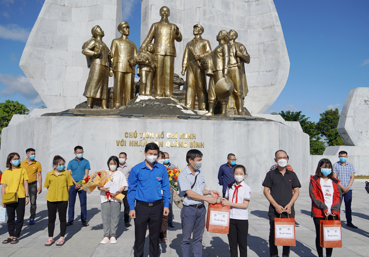 Lãnh đạo Tỉnh đoàn tặng quà, động viên đoàn cán bộ y tế vào hỗ trợ chống dịch tại TP. Hồ Chí Minh trước lúc lên đường.