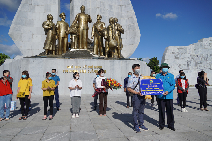 Đại diện lãnh đạo LĐLĐ tỉnh tặng quà, động viên đoàn cán bộ y tế vào hỗ trợ chống dịch tại TP. Hồ Chí Minh.