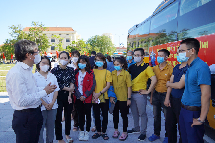 Giám đốc Bệnh viện hữu nghị Việt Nam - Cuba Đồng Hới Dương Thanh Bình dặn dò các thành viên đoàn cán bộ y tế trước lúc lên đường.