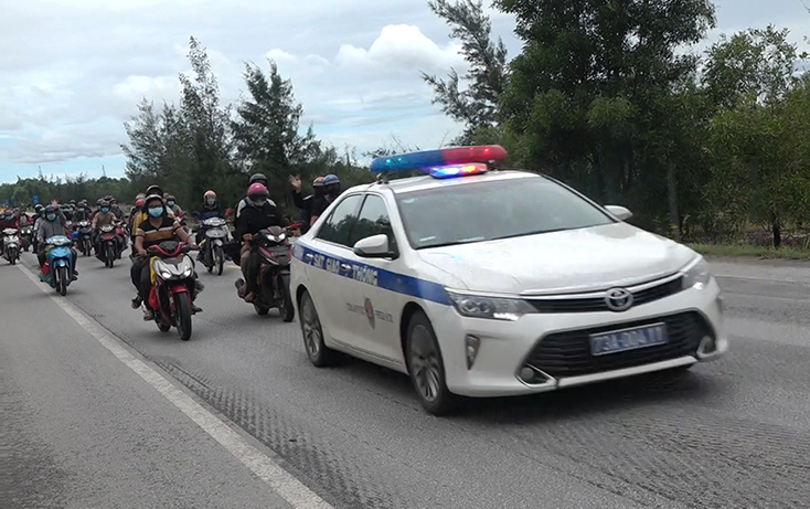  Lực lượng CSGT, Công an tỉnh tổ chức lực lượng dẫn đoàn người tự phát đi xe máy từ vùng dịch phía Nam qua địa phận Quảng Bình