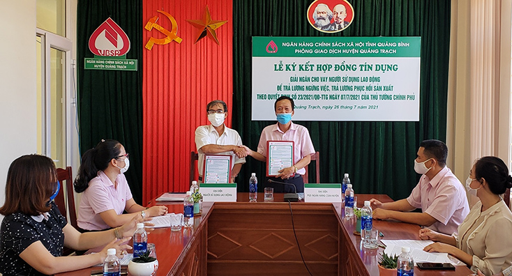 Phòng giao dịch NHCSXH huyện Quảng Trạch và Công ty TMDV Công Ngân ký kết hợp đồng tín dụng.