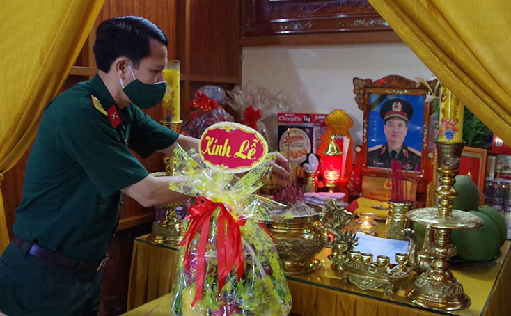 Thủ trưởng Bộ CHQS tỉnh thắp hương viếng Thiếu tướng, Liệt sỹ Nguyễn Văn Man, nguyên Phó Tư lệnh Quân khu 4.