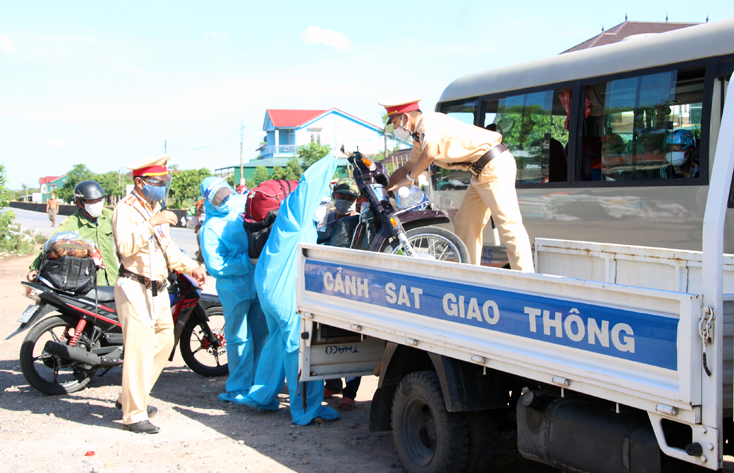 Dùng xe chuyên dụng vận chuyển xe máy hư hỏng của công dân trong đoàn qua địa bàn tỉnh