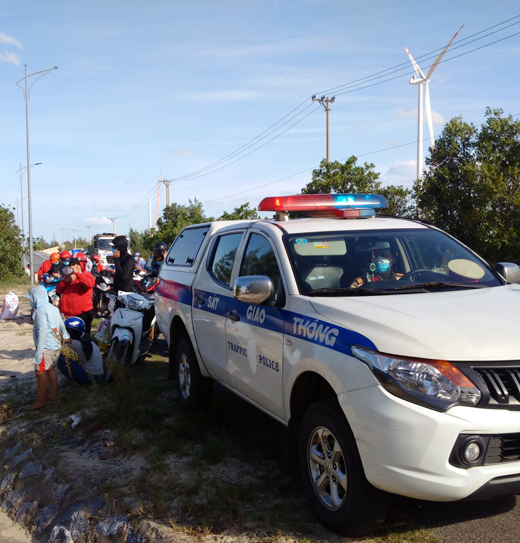 Lực lượng CSGT sử dụng xe chuyên dụng dẫn đường bảo đảm cho đoàn công dân di chuyển đúng lộ trình