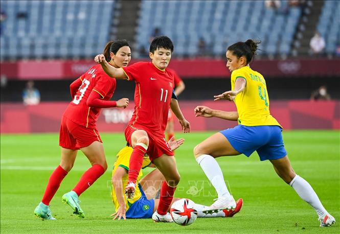  Đội tuyển bóng đá nữ Trung Quốc (áo đỏ) phải dừng bước. Ảnh: THX/TTXVN