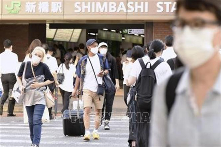Người dân đeo khẩu trang phòng lây nhiễm COVID-19 tại Tokyo, Nhật Bản, ngày 27-7-2021. Ảnh: Kyodo/TTXVN