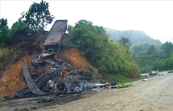 Vụ tai nạn giao thông tại Km34+200, Quốc lộ 34, thuộc địa phận đèo Khau Múc, thôn Nặm Nà, xã Kim Đồng huyện Thạch An, tỉnh Cao Bằng ngày 21-7-2021. Ảnh: TTXVN phát