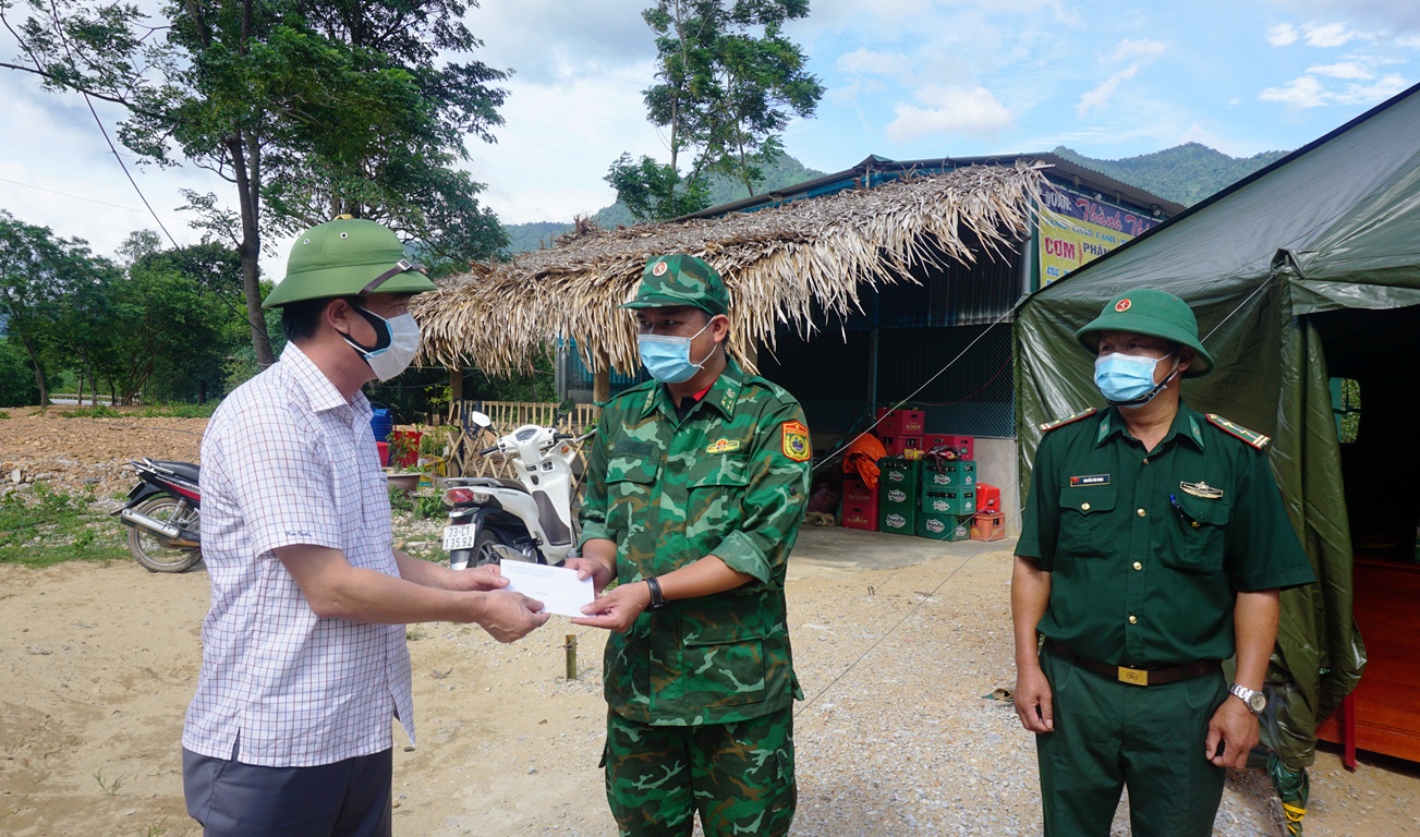 Đồng chí Nguyễn Lương Bình tặng quà cho lực lượng tham gia phòng, chống dịch Covid-19 tại các chốt.