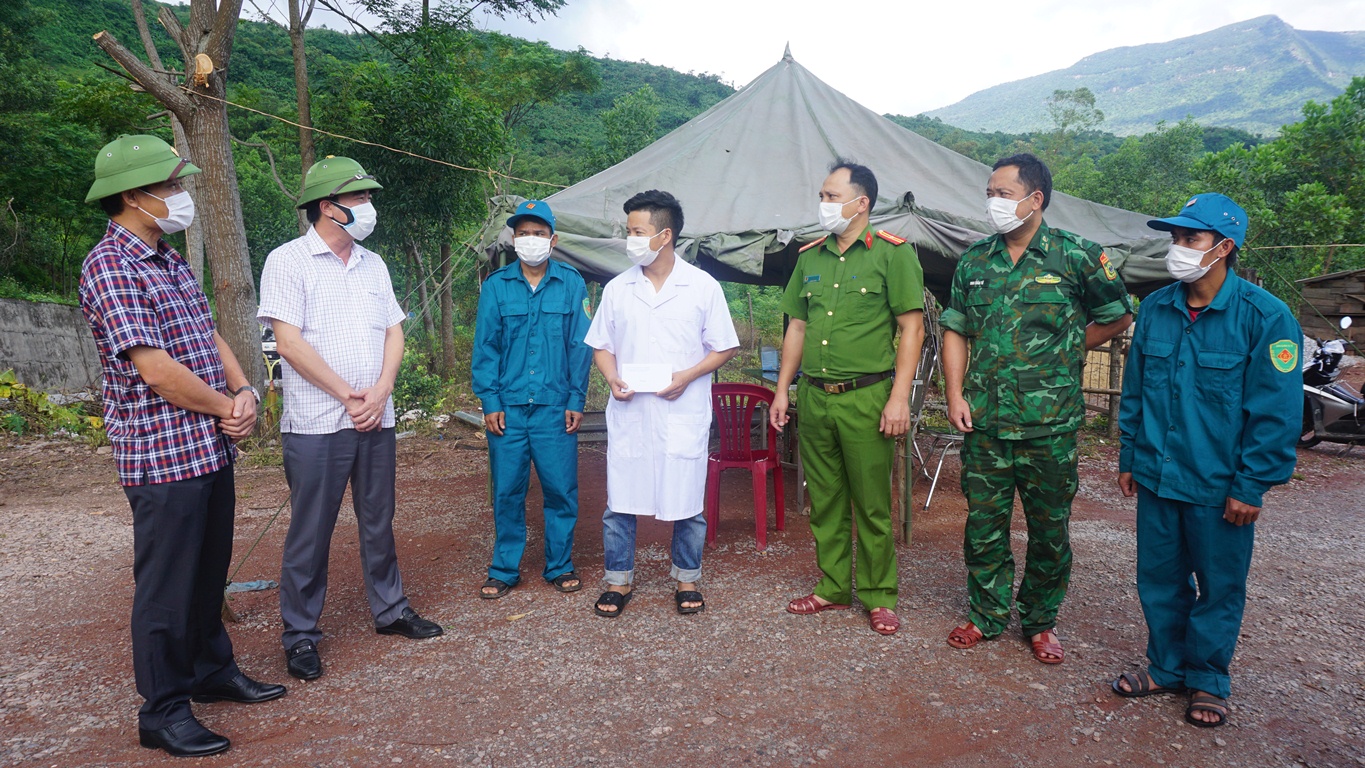 : Đồng chí Nguyễn Lương Bình thăm hỏi sức khỏe, động viên tinh thần các cho lực lượng tham gia phòng, chống dịch Covid-19 tại các chốt.