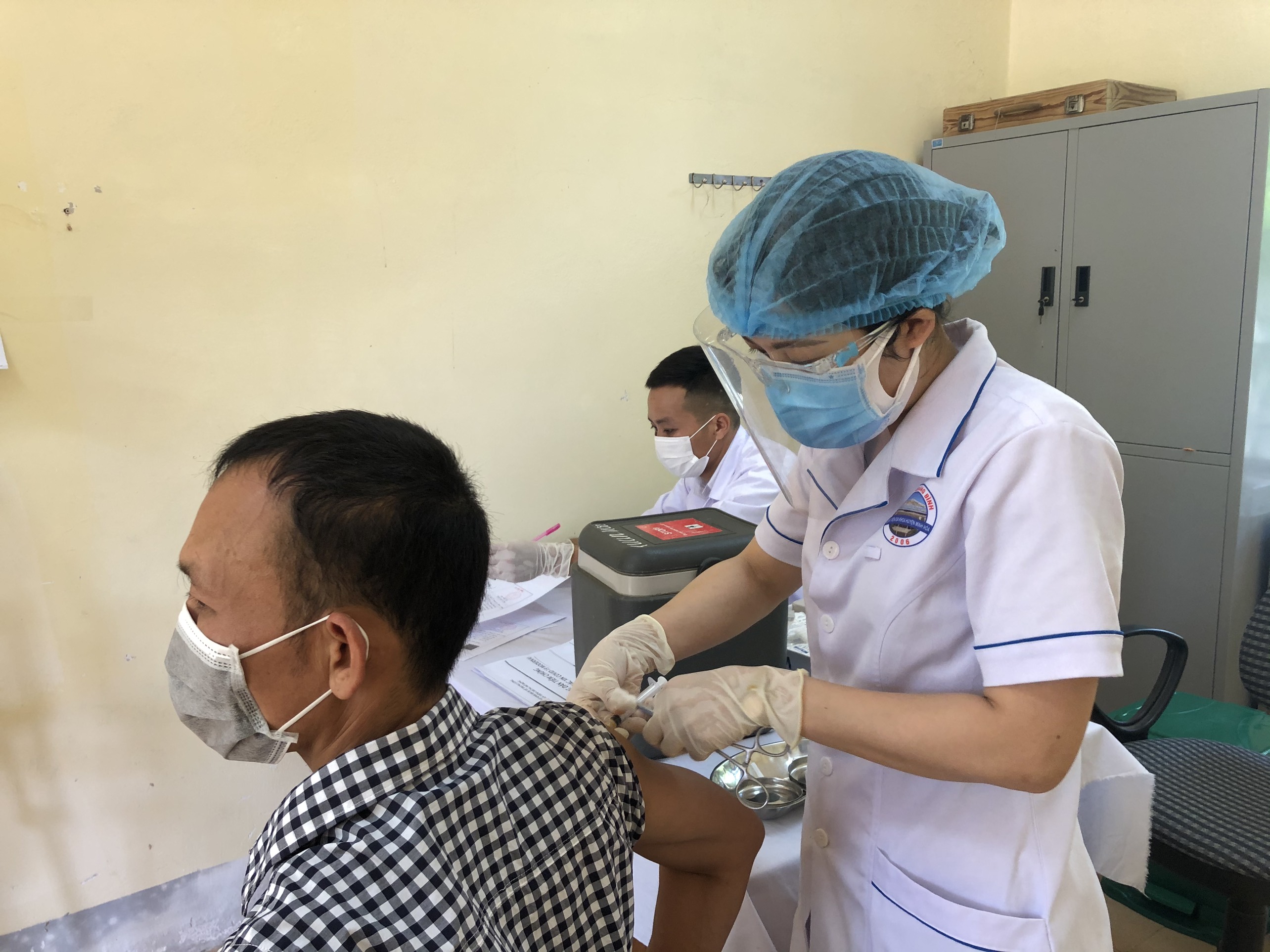 Nhân viên y tế đang tiến hành tiêm vắc xin phòng dịch bệnh Covid-19 cho nhóm đối tượng ưu tiên trong đợt 2 tại huyện Minh Hóa.