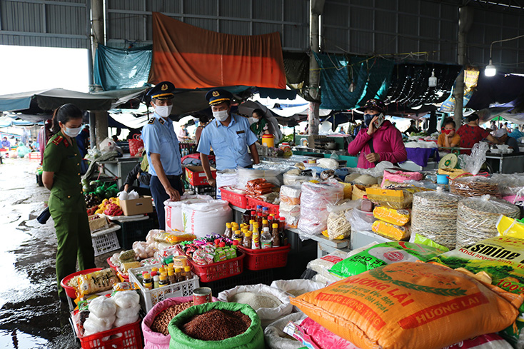 Lực lượng QLTT tăng cường kiểm tra tra thực tế tại các chợ dân sinh, siêu thị, điểm mua bán hàng hóa trên địa bàn tỉnh.